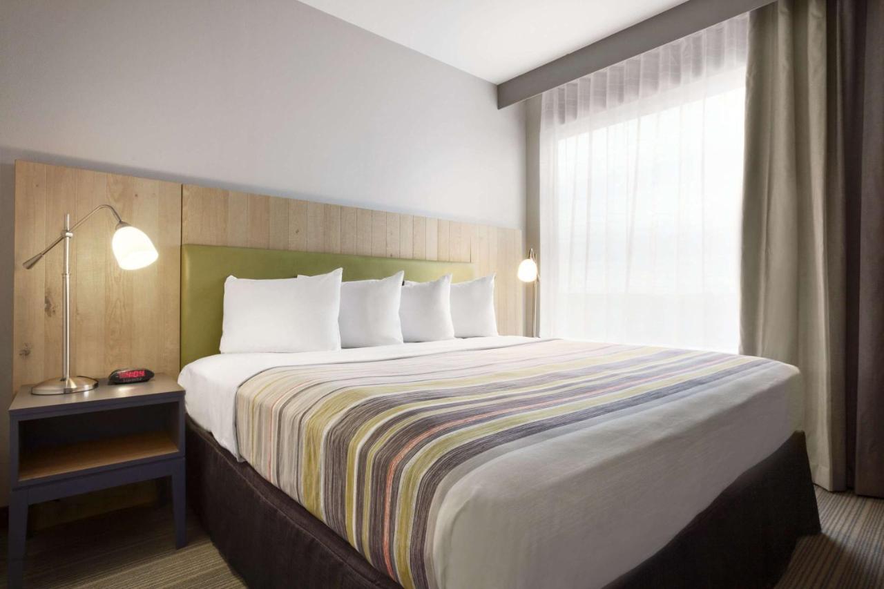 Country & By Radisson Waterpark Hotel